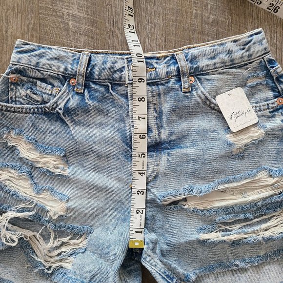 Free People We The Free Maggie Distressed Jean Shorts Women's Size 25 - Picture 8 of 9